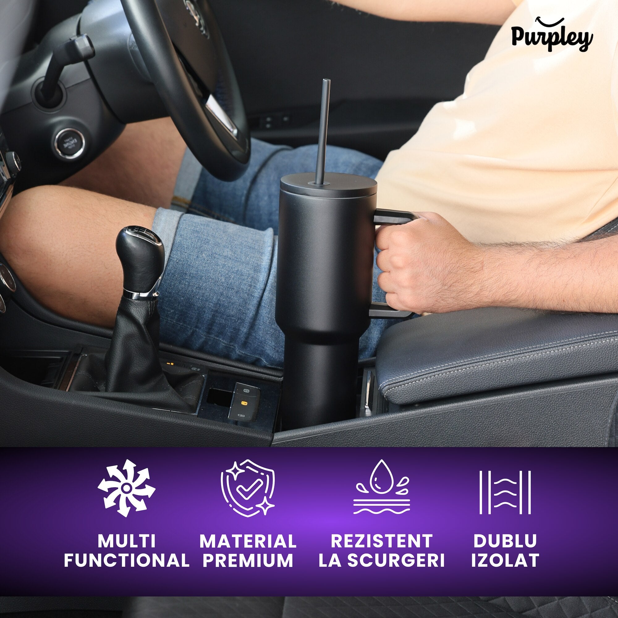 Cana termos Purpley așezată într-un suport auto